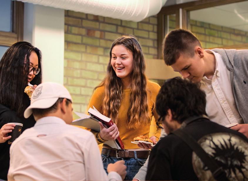 Elevföreningarna Vi har flera elevföreningar som jobbar för att stärka gemenskapen på skolan. Den äldsta är FINIS, som bildades 1909 av de teknister som då gick på skolan.