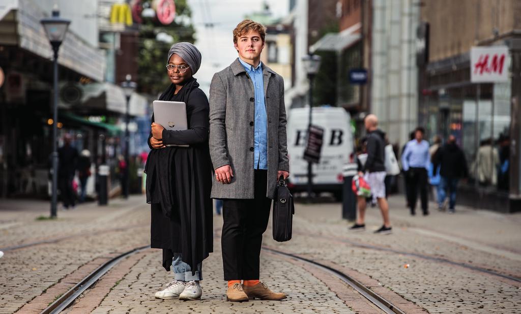 EN BRYGGA MELLAN EKONOMI OCH TEKNIK Möjlighet att välja till teknikkurser Lär dig om företagande och samhällsekonomi Högskoleförberedande program Jag valde Eber för att det verkade som den mest