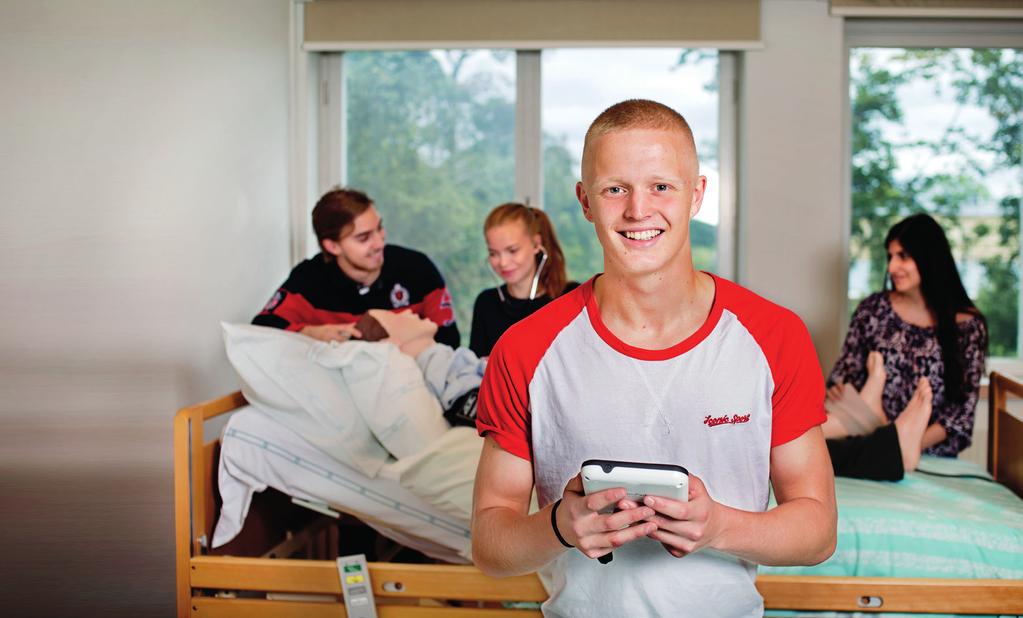 VO Vård- och omsorgsprogrammet FÖR DIG SOM VILL JOBBA MED MÄNNISKOR Bra jobbmöjligheter inom vård och omsorg Börja jobba direkt efter skolan eller läs vidare på högskola Möjlighet till fördjupad