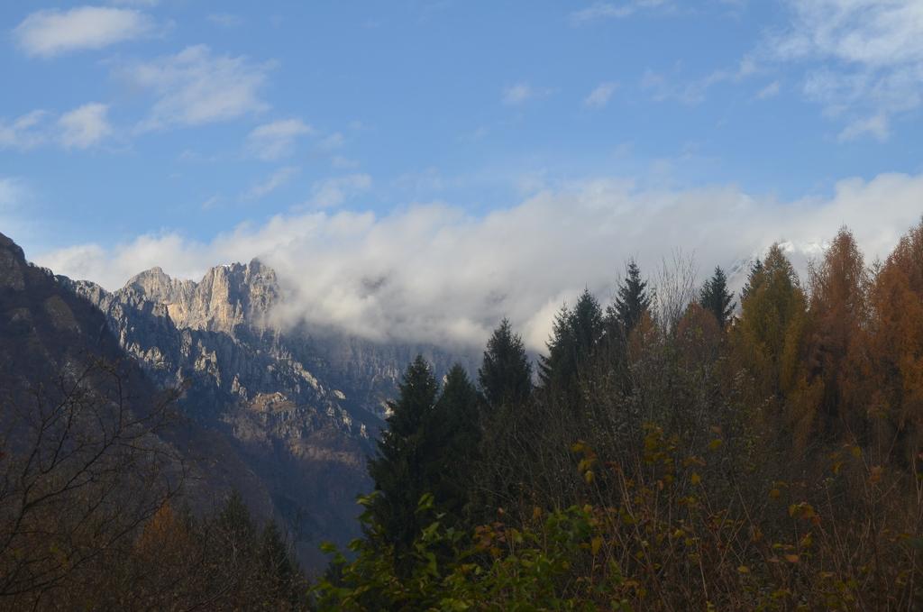 Vandring i bergen i Belluno med en