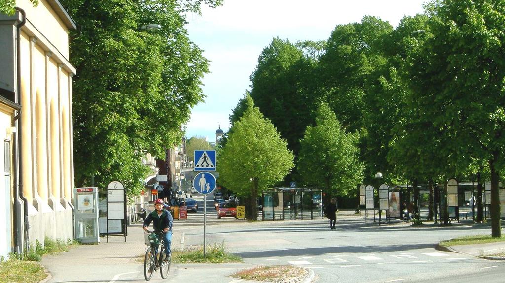 4 En generös torgyta yta framför stationen bör reserveras. Den kan ändå utnyttjas för angörande biltrafik, taxi och tillfälliga bussar.