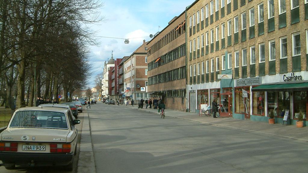 Det dämpar också hastigheten och höjer trafiksäkerheten.