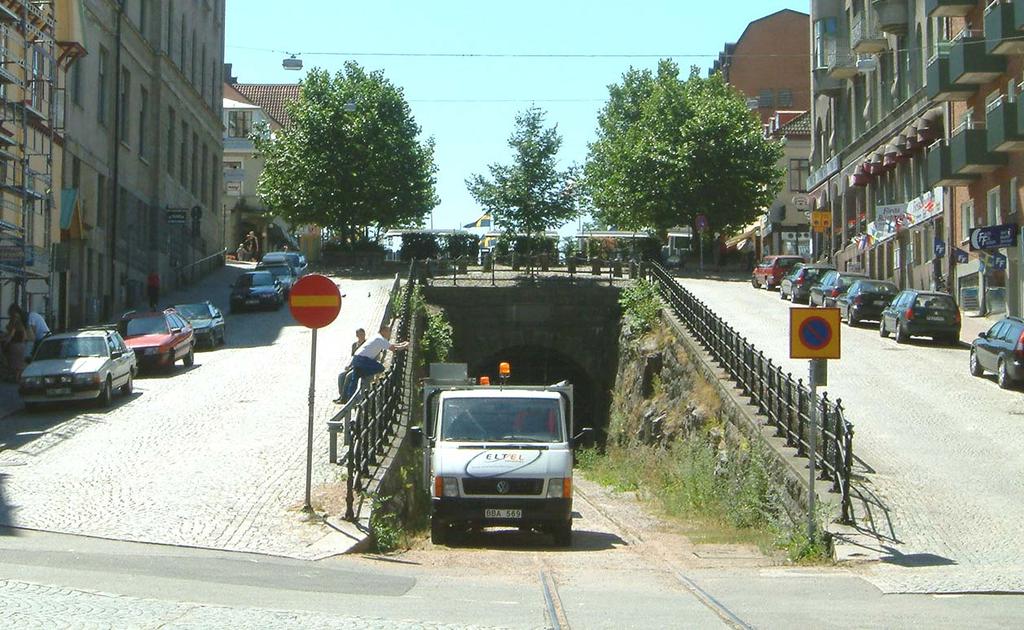 7 parken på samma sätt som på den västra sidan av parken. Då kan cyklister ta sig till och från centrum längs stråket utan att komma i konflikt med bilar och bussar.