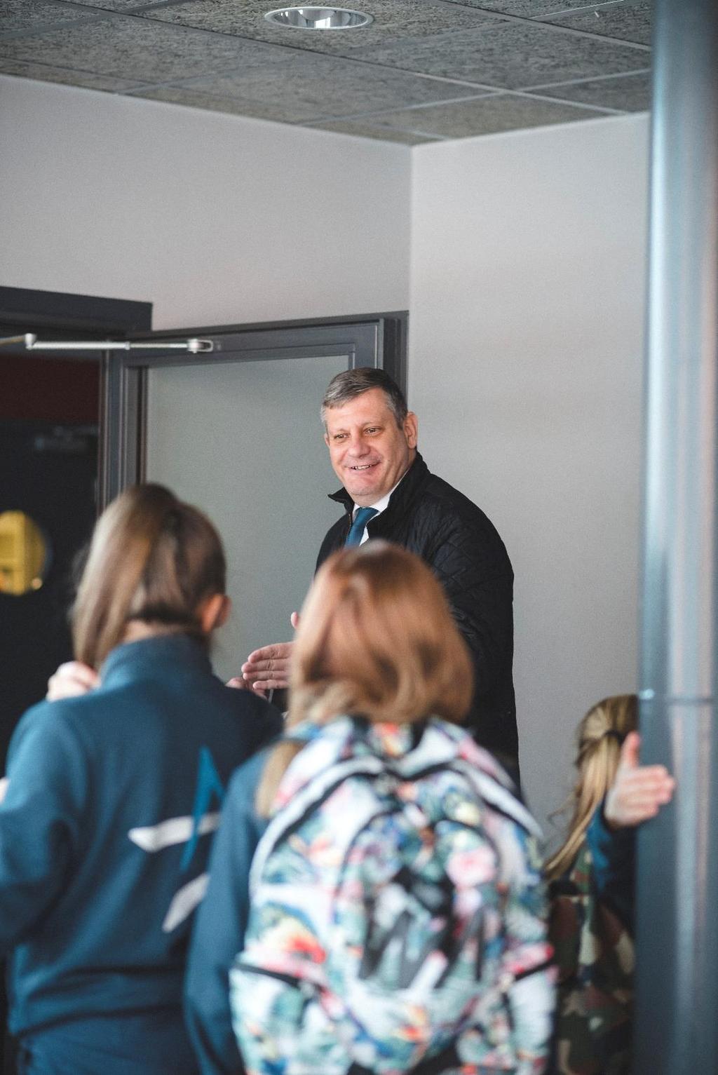 Principer för lokaler Entrén ska vara låst och bemannad Biblioteket är skolans mittpunkt och används inte bara