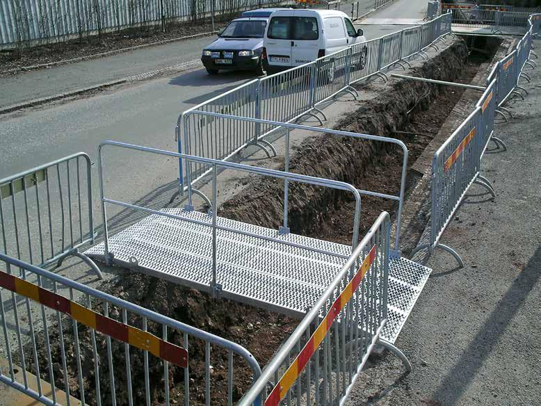 Gångbroar Floby Durks gångbro används vid t.ex. grävningsarbeten. Gångbron är robust men samtidigt lätt. Den är tillverkad av slitsdurk med räcken av stålrör och allt är varmförzinkat.