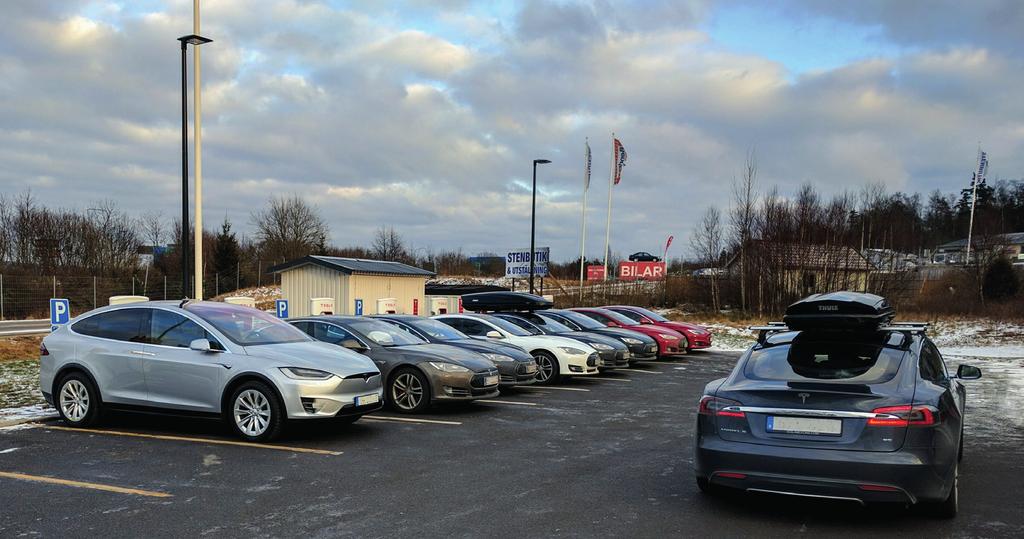 BILD 2. Laddkö vid Teslas Superarger station i Uddevalla.