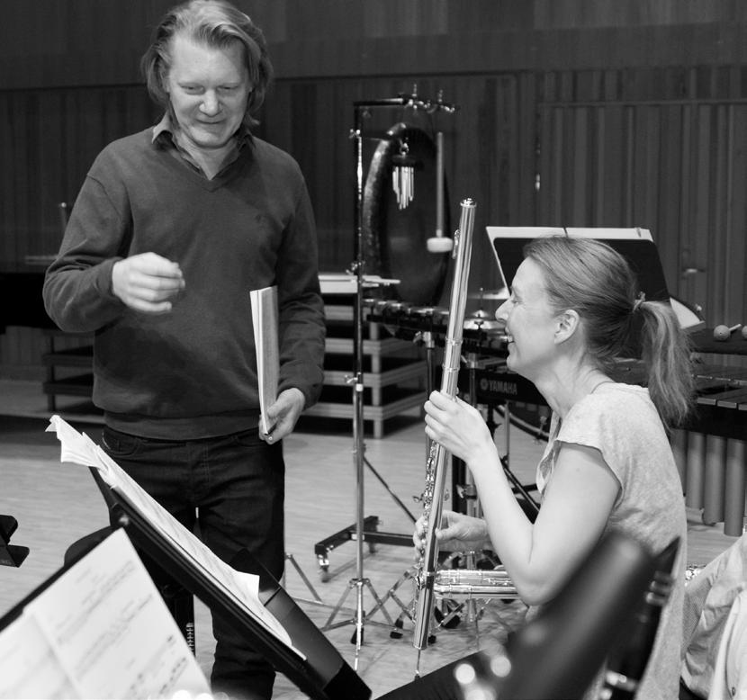 NEW DIRECTIONS Foto: Marie Lundgren och Alexandra Nyman Tonsättaren Johan Ullén i glatt samspråk med Norrbotten NEOs flöjtist Sara Hammarström Återblickar till 2017-års upplaga av New Directions!