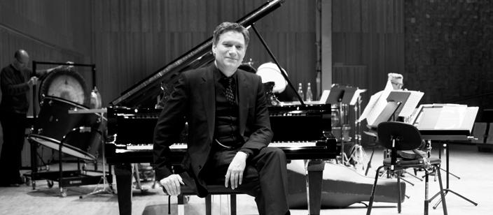 NOTISER Foto: Marie Lundgren Foto: Oscar Lovnér MÅRTEN FRAMFÖRDE PIANOKONSERT UTAN NOTER Norrbotten NEOs pianist Mårten Landström agerade solist med Norrbottens Kammarorkester i februari i år.