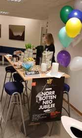 NOTISER 54 LAP TOP-KONSERT FÖR DE YNGRE Skolelever i Piteå fick en unik chans att interagera med vår kammarmusikensemble Norrbotten NEO när man gjorde en lap-top-konsert med musik av tonsättaren
