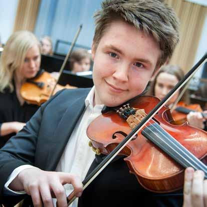 NORRBOTTENS UNGDOMSSYMFONIKER Foto: Erik Holmstedt Ett värdefullt utvecklingsled för flera generationer av unga musiker DET HÄR ÄR NORRBOTTENS UNGDOMSSYMFONIKER Norrbottens