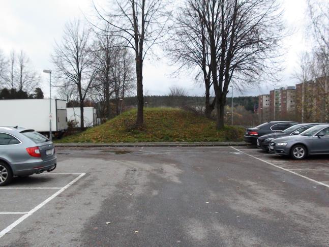 Vy från parkering mot kulle som ligger på östra delen av planområde En allé av träd finns norr om planområdet och parallellt med den gc-väg som går över Botkyrkaleden.