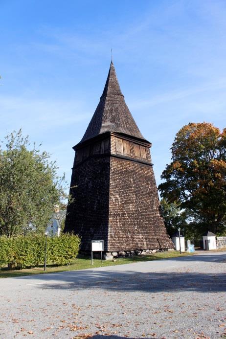 Klockstapeln Två schakt grävdes vid klockstapeln för nedläggning av plåtar med anslutning till befintlig nedledare (figur 12). Ett schakt förlades på klockstapelns östra sida och ett på den västra.