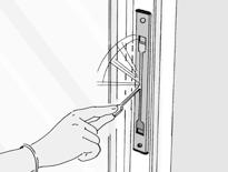 Dörren kan låsas med nyckel eller vred endast när handtaget har varit lyft uppåt.