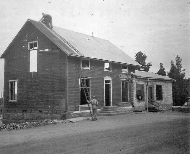 Konsum har flyttat in i den nybyggda delen som ska bli postkontor och gamla Konsum rivs 1951.
