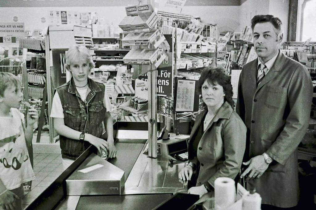 Konsum utsatt för rånförsök En fredageftermiddag i maj 1987 blev det dramatik i Konsum. Kassörskan Birgitta Forell har berättat för mig om vad som hände.