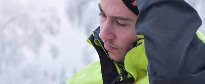 Nicklas Fyhr och Stefan Munter från Malungs Elverk kör bandfyrhjuling i skogarna runt Säter. Vad är faran och riskerna för er del? Träde smäller av medan vi är i skogen.