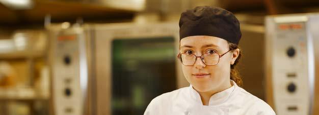 FYRAÅRIGA PROGRAMMEN GYMNASIESÄRSKOLAN Jag kommer att sakna skolan, kompisarna och personalen. Vega går på gymnasiesärskolans fyraåriga nationella program med inriktning hotell, restaurang och bageri.