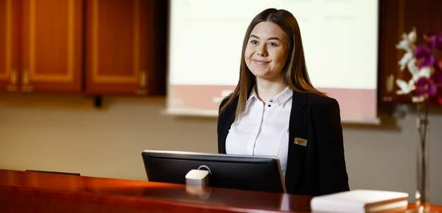 HOTELL- OCH TURISMPROGRAMMET Jag jobbar extra en hel del. Elinor går i tvåan på Hotell- och Turism. Hon trivs och har redan siktet inställt på att arbeta utomlands.