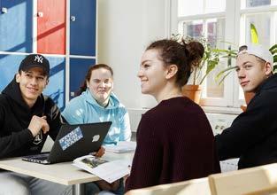 En stor del av tiden tillbringar du och dina kompisar ute på riktiga arbetsplatser. Du varvar alltså teori och praktik, och får tre varierade och roliga år.