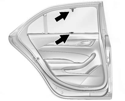 Om bilen har solskydd för bakfönster finns strömställaren i takkonsolen. Solskyddet kan bara manövreras med tändningen i läge ON/RUN/START (På/Kör/Start).