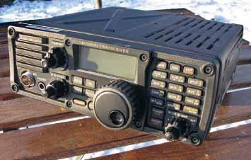 Jag minns mycket väl den sk. military look som var populär för många år sedan. Och visst skulle man lite enkelt kunna säga att detta är en grön radio (fast svart) från ICOM.