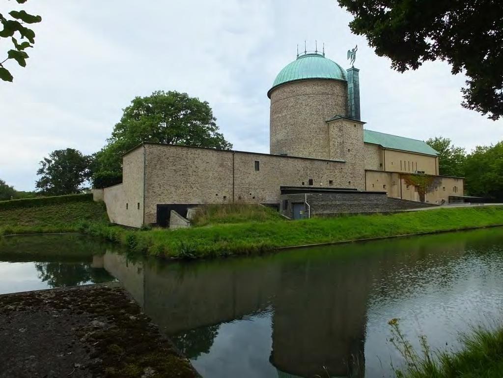 Bildbilaga Vy från nordöst. Krematoriet och det tillbyggda maskinrummet med terrasstak och ramp före åtgärderna. Samma vy efter åtgärderna. Ny ventilation och värme har inte påverkat fasaden.