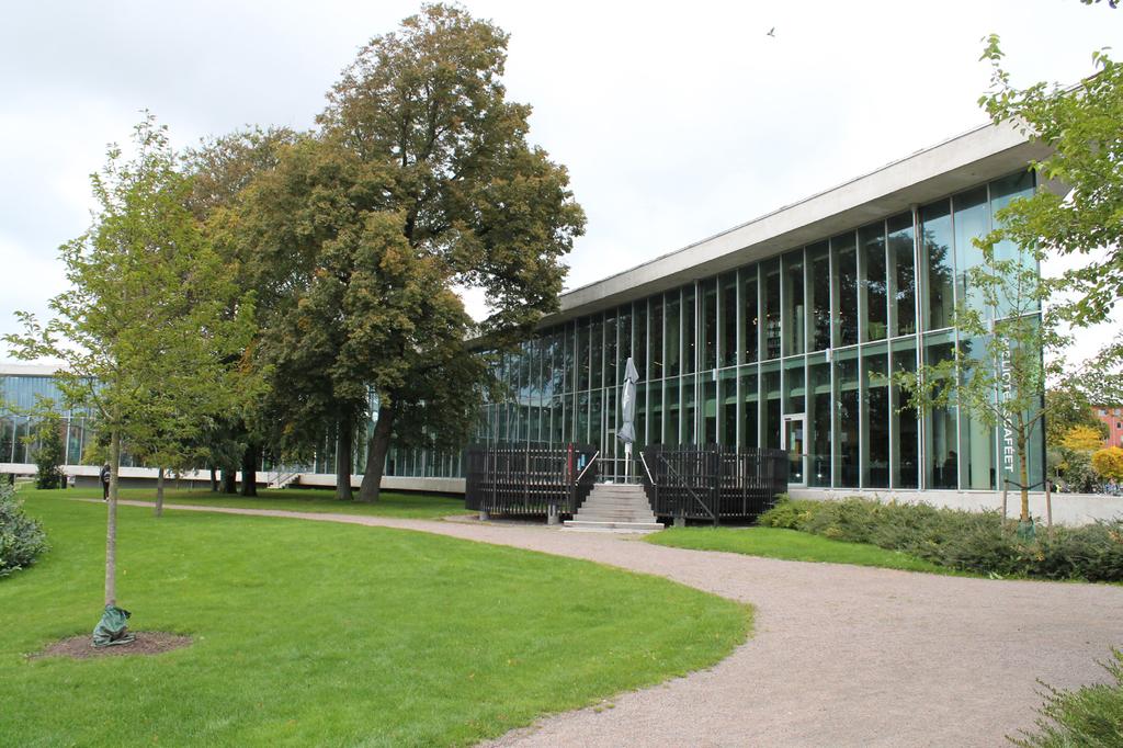 HALMSTADS STADSBIBLIOTEK/KONSTHALL Håkan Olsson, bibliotekarie, informerade om Halmstads Stadsbibliotek/konsthall. Halmstads Stadsbibliotek låg tidigare på en annan plats.