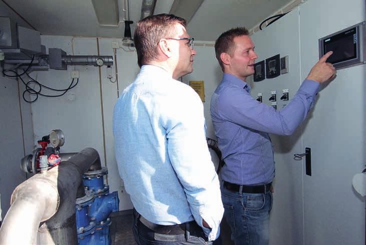 Reportage Reportage LÅNGSAND. Allt elektriskt i pumpstationen för avloppsvatten i Långsand styrs av Midroc Automations skåp. 3G-masten på taket skulle kunna bytas till en 4G-mast. LÄTTPARAMETRERAD.