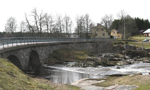 Enligt sägner fanns en kyrka i Främmestad redan på 1000-talet eller 1100-talet som ska ha legat längre österut i Annestad. Nuvarande kyrka byggdes 1775-1785.