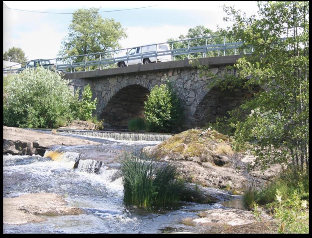 Över ån går ett stort antal broar både äldre och yngre. I Essunga kommun finns det 14 broar; från Fåglumsbron i sydost till Kanalbron vid Främmestads Herrgård i nordväst.