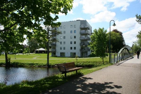 En strandpromenad längs Nossan i centrala Nossebro med förbindelse till elljusspåret har anlagts för att skapa bättre förutsättningar för naturvård, friluftsliv, motion och hälsa.