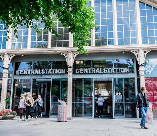 En halv miljon besökare på våra stationer varje dag Centralstationens främsta styrka som arena för reklam och event ligger i de stora flöden av människor som besöker stationen.