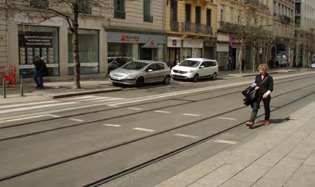 Belägg inte tracén med asfalt (fig. 130, St Etienne). Lyft fram spårvägen som ett välgestaltat element för att skapa positiva associationer till kollektivtrafik.