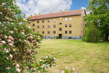 Välkommen in till Ståthållaregatan 54A Efter halvtrappan upp öppnar man dörren till vänster. Hallen ger ett rymligt intryck med högt i tak och bra utrymme för ytterkläder och skor.