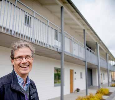 Ett exempel är Karl XI:s servicehus där innergården har fått blomstrande perennplanteringar, nya bänkar samt en belysning, som gör att de boende kan njuta av utemiljön även på kvällstid.