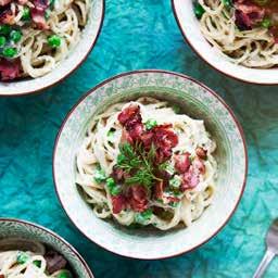 ! Fler mumsiga rätter på menyn denna vecka är asiatisk färs i salladswrap och en mild och god pasta i blomkålssås.