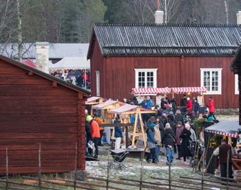 Utställigar i urval: Amar Kawar / The Sovereig Forest (t o m mars) I poetiska filmer, hadbuda böcker och istallatio och fotografi berättar kostäre och filmare Amar Kawar om aturexploaterig och dess