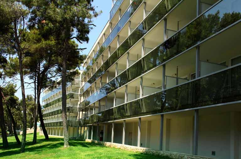 Hotel Vespera ligger i den vackra Sunny Bay, Solbukten, och är omgivet av vackert, blått