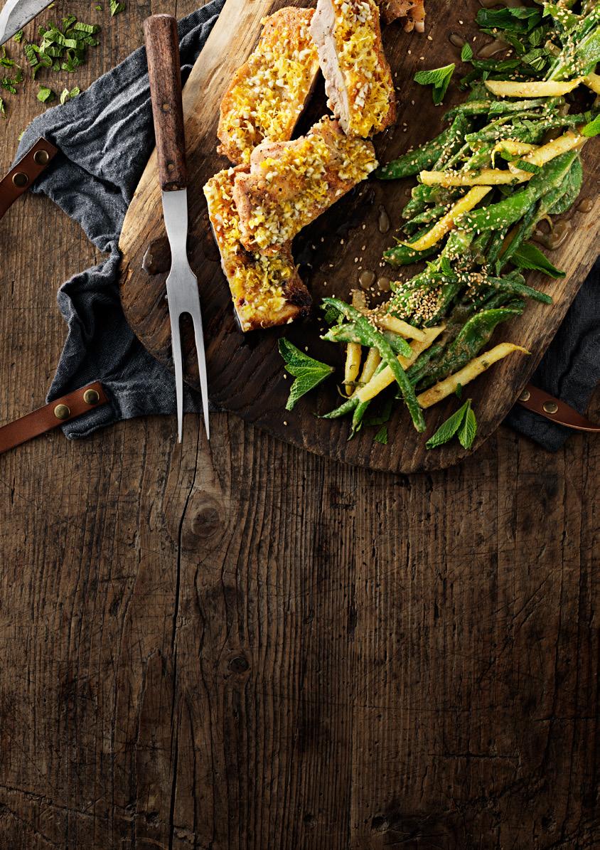 Citronstekt KycklingSteak och bönsallad med sesamdressing 4 personer ca 20 min och peppar 1 msk olja, stekning 2 citroner, rivet skal och 2 msk citronjuice 2 vitlöksklyftor, hackade 3 msk olivolja