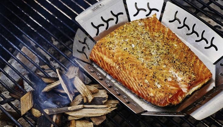TYCKE OCH SMAK Under de tio år som jag har grillat med rök har jag hunnit pröva det mesta. Alla råvaror går att röka till och med ost, frukt och grönsaker!