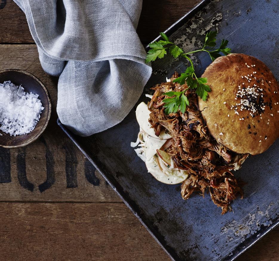 INGREDIENSER: 1 karré på 2½ kg, 1 portion amerikansk BBQ-rubb (recept på rubb finns på weber.com), ½ portion klassisk BBQ-sås (recept på BBQ-sås finns på weber.