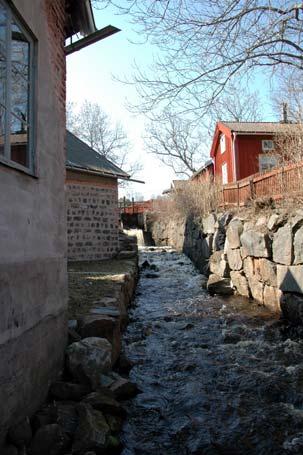 Vattenflödet tämjdes och reglerades med hjälp av dammar och kanaler. På 1900-talet leddes vatten i en tub till ett kraftverk som alstrade elektricitet.