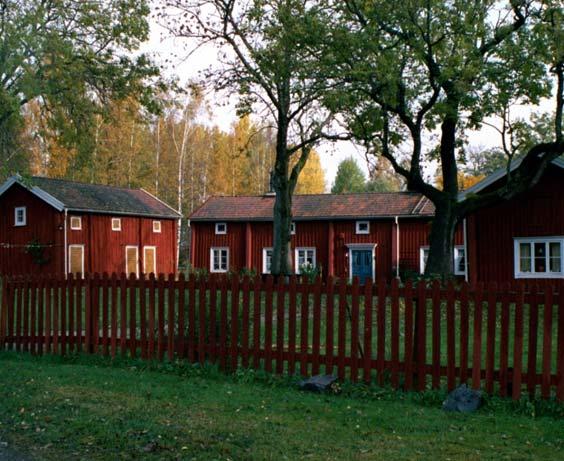 Domargården nedan till vänster. Övre bilden till höger visar radhusen från 1950-talet. På bilden därunder ses hjulhuset.