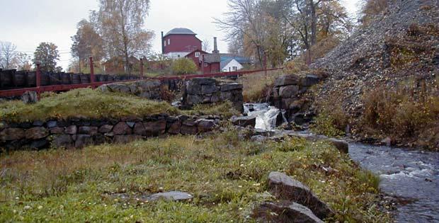 Gruvorna i Pershyttan bär spår av olika brytningstekniker från skilda århundraden. Industrilämningarna beskriver olika verksamheter som bedrivits i Pershyttan.