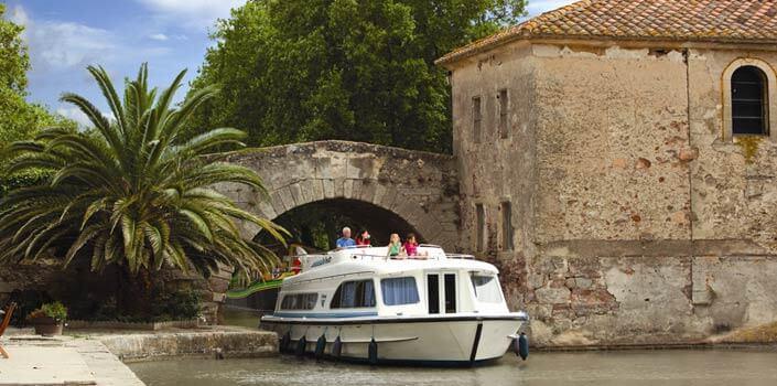 Canal du Midi Hyr Kanalbåt på vackra Canal du Midi En båtsemester påden historiska Canal du Midi för dig igenom Sydfrankrikes solmättade vinmarker i regionen mellan Toulouse i väst och till Agde vid