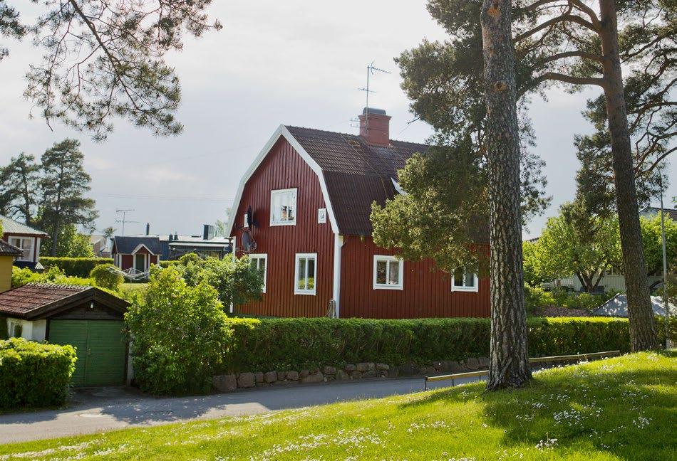 Rimbo bussterminal, som ligger i anslutning till ortens centrum, är en viktig knutpunkt. Bussterminalen kan effektiviseras och göras mer attraktiv och behovet av pendlarparkeringar ska beaktas.