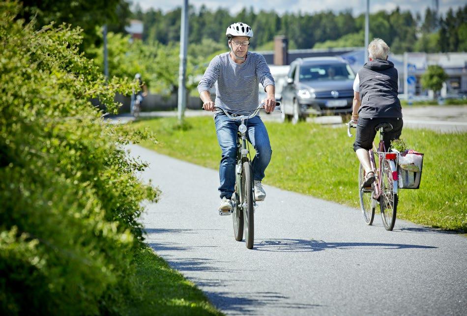 till Hallstavik samt riksväg 76/länsväg 283 till Älmsta och Grisslehamn.