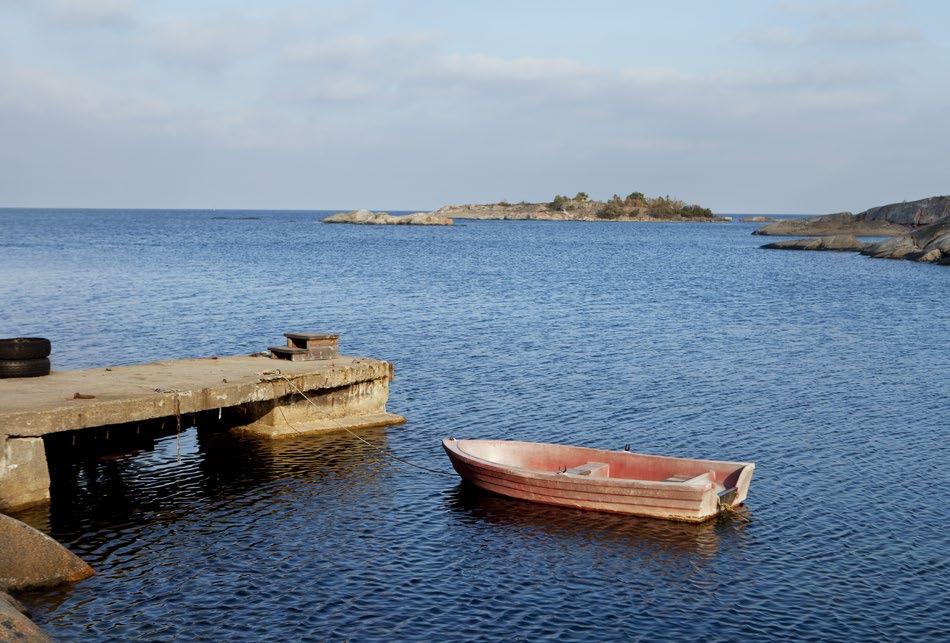 Detta görs genom information, inventeringar och tillsyn. Miljökvalitetsnormerna för vatten redovisas i VISS och i Solen.