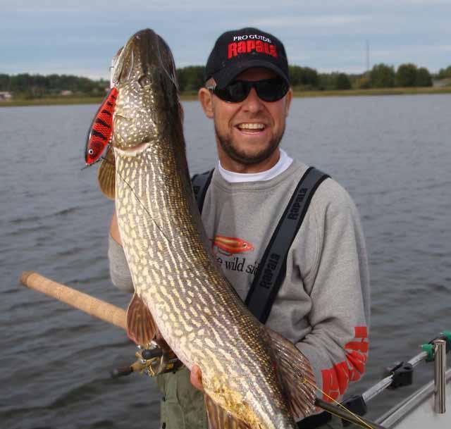 gäddan - på hugget året runt PRO GUIDE Text & Foto: Micke Puhakka Micke Puhakka är en grym gäddfiskare och guide med många stora gäddor på