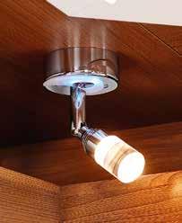 En praktisk detalj är läslampan med belysning i tre steg(beroende